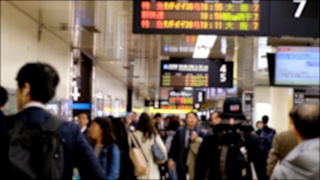 4K慢镜头:模糊的匿名游客在高峰时段乘坐香港地铁站回家视频素材模板下载