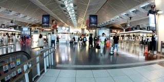 4K自动扶梯与拥挤的乘客一起进入香港国际机场候机楼