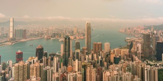 从白天到夜晚时间流逝香港城市的天际线在夜晚。从太平山顶俯瞰香港摩天大楼