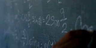 在教室里学习，在黑板上写数学公式