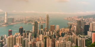 从白天到晚上，从空中俯瞰中国香港维多利亚港的市区交通