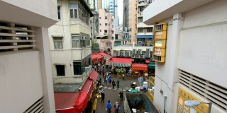 人们走过香港的购物巷