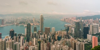 从早到晚，日落时分，香港的天际线渐渐消失。从太平山顶俯瞰香港摩天大楼