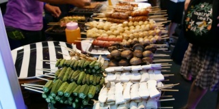 泰国传统的亚洲夜市小吃市场。烧烤肉丸和其他异国风味的美味小吃。可以吃的食物