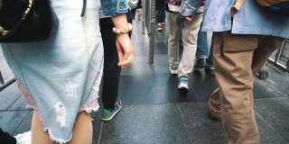 中国上海，步行到火车站的乘客——慢镜头