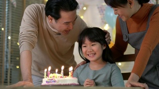 亚洲人一起吹蜡烛和生日蛋糕。快乐的家庭时光。节日的概念，新年和圣诞节。4 k决议。视频素材模板下载