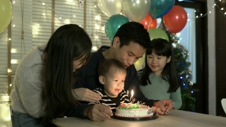 亚洲人一起吹蜡烛和生日蛋糕。快乐的家庭时光。节日的概念，新年和圣诞节。4 k决议。视频素材模板下载