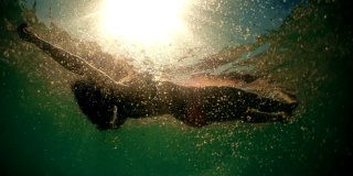 女人浮在水面，夕阳西下，海底POV