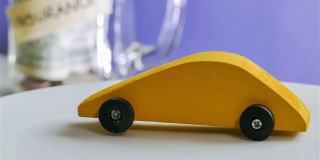 黄色木制玩具车旋转