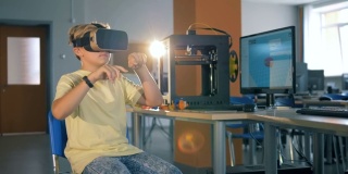 一名小学生在计算机科学课上使用虚拟现实眼镜。