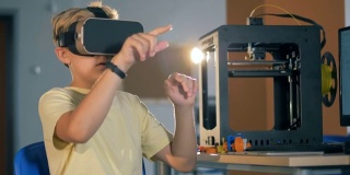 男孩戴着3D虚拟现实头盔在学校实验室学习创新技术。4 k。