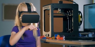 女学生戴着3D虚拟现实眼镜在学校实验室研究创新技术。4 k。