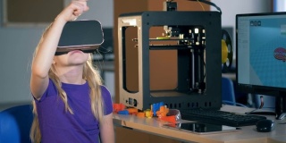 小学女生使用虚拟现实眼镜在学校课堂上探索3D虚拟现实。