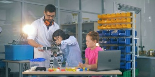 工程师在科学俱乐部教孩子们创新机器人技术。
