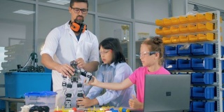 学校科学教师与聪明的学生学习机器人技术。