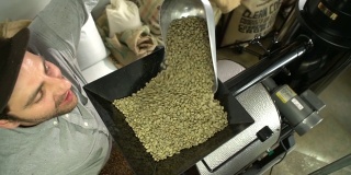 咖啡师烘焙生咖啡豆-慢动作