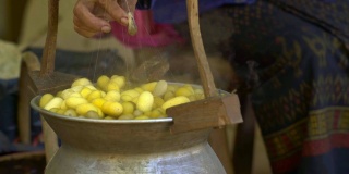 煮蚕茧泰国传统丝羊毛制作