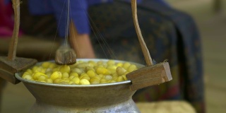 泰国传统制作丝羊毛煮蚕茧