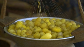 传统制丝毛煮蚕是蚕丝织物的一种工艺视频素材模板下载