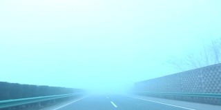 在大雾天开车很危险