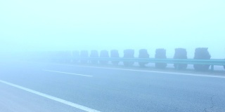 在大雾天开车很危险