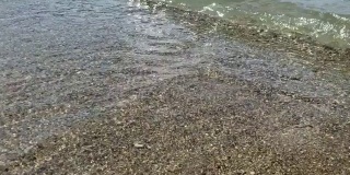 一个阳光明媚的日子，小海浪在曼尼托巴的Clear湖撞击