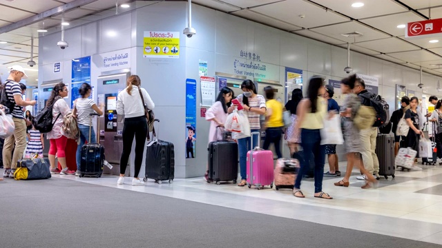 4K放大延时:香港地铁高峰期，拥挤的游客拿着行李在自动售票机前排队买票。