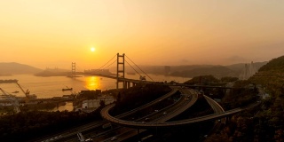 青马大桥的时间流逝。香港高速公路以悬吊结构建筑为交通和旅行的概念。日落时分的城市。
