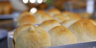 厨师烘焙烘焙，将奶油芝士放入小圆面包或面包中。