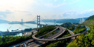 青马大桥的时间流逝。香港高速公路以悬吊结构建筑为交通出行理念，都市正午城市。