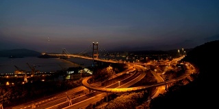 青马桥从白天到夜晚的时间流逝。香港高速公路以悬吊结构建筑为交通和旅游概念，城市城市。