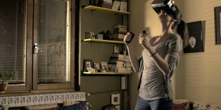 年轻女性玩家在家玩虚拟现实游戏