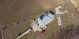 在罗马尼亚特兰西瓦尼亚，一架无人机对一个村庄居民点进行4k航拍