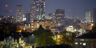 伯明翰市中心的夜景。