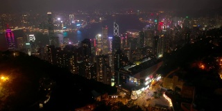 夜间照亮香港市景维多利亚山顶空中全景4k