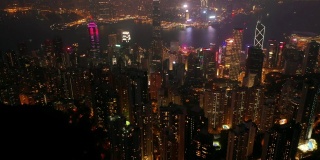 夜间照亮香港市景维多利亚山顶空中全景4k