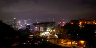 夜晚的时间照亮了香港城市著名的维多利亚山顶空中全景4k