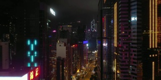 夜光飞行在香港城市交通街道道湾空中全景4k