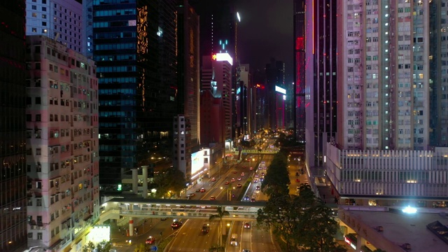 夜光飞行在香港城市交通湾道空中全景图4k