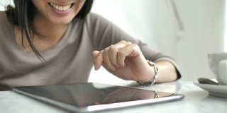 特写亚洲女人使用数字平板电脑