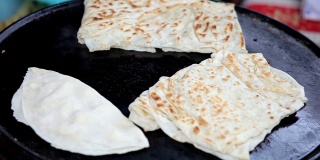 烹饪传统的土耳其街头小吃“gozleme”扁面包，里面塞满了各种美味的馅料，主要是奶酪