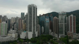 雨天香港市区湾仔运动场区空中全景图4k视频素材模板下载