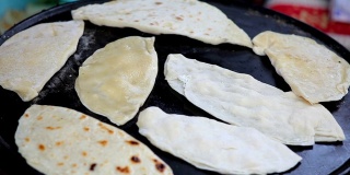烹饪传统的土耳其街头小吃“gozleme”扁面包，里面塞满了各种美味的馅料，主要是奶酪