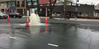 水管总闸进水繁忙的市区街道