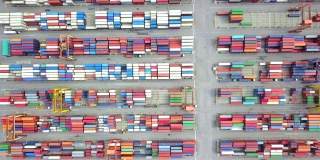 顶视图工业港与集装箱港，其中是航运进出口新加坡的一部分