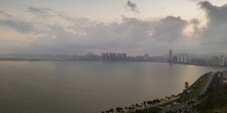 日落时间照明澳门著名的香港交通大桥湾航拍全景，4k时间间隔中国