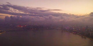 日落时间照明飞行在珠海澳门城市湾空中全景4k时间间隔中国