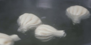 几只生的辛卡利在大锅里一圈一圈的沸腾着靠近。