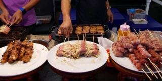 泰国传统的亚洲夜市小吃市场。烧烤肉丸和其他异国风味的美味小吃。可以吃的食物