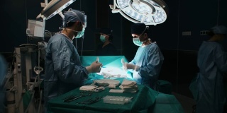 忙碌的外科医生在手术台上的延时视频